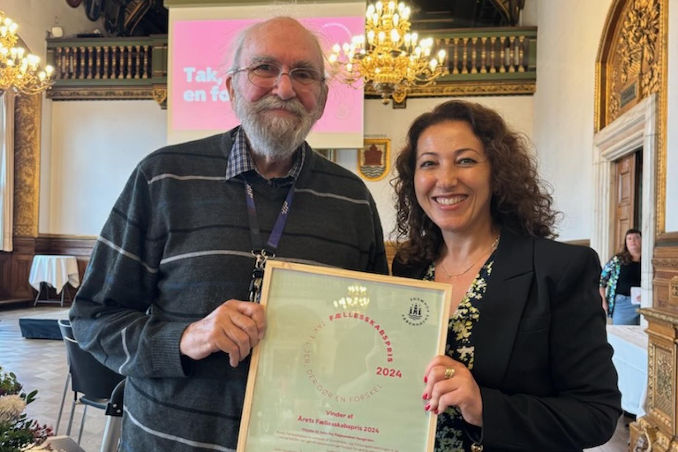 John med sit diplom efter kåringen sammen med Yildiz Akdogan fra Sundheds- og Omsorgsudvalget. 